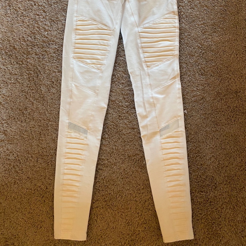 Alo Yoga High-Waist Moto Legging in white XS - Picture 4 of 4